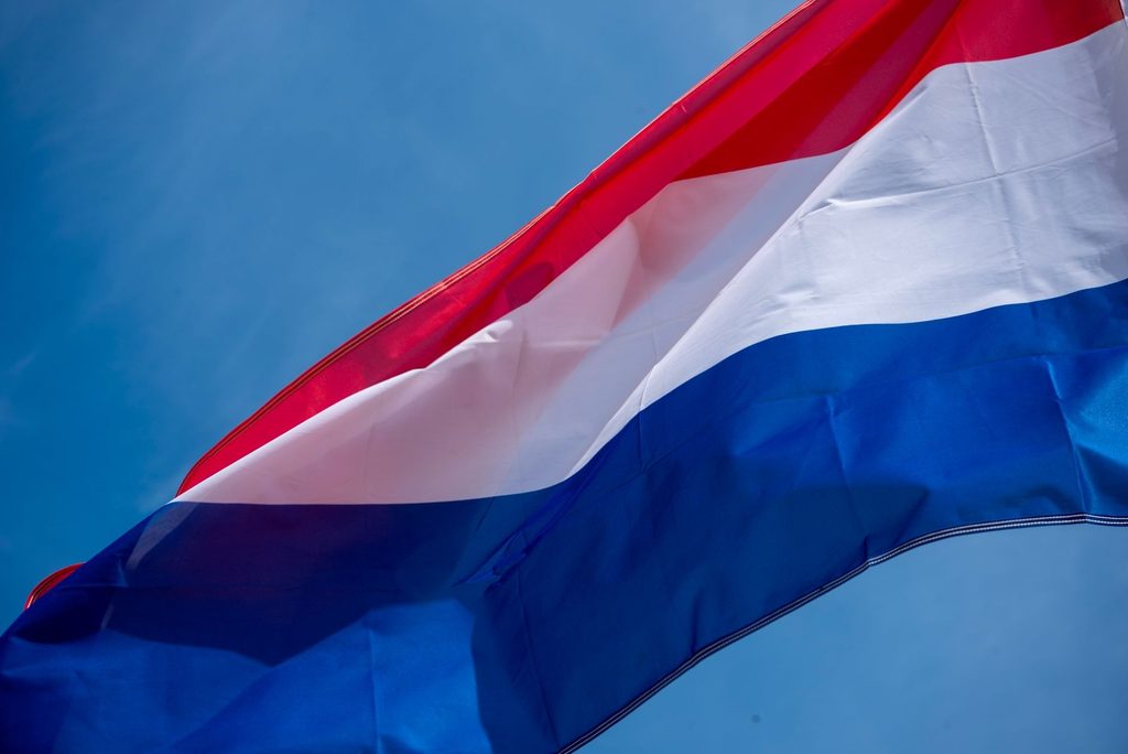 Vlag en mast in de tuin: zo geef je het erf het hele jaar door kleur en betekenis